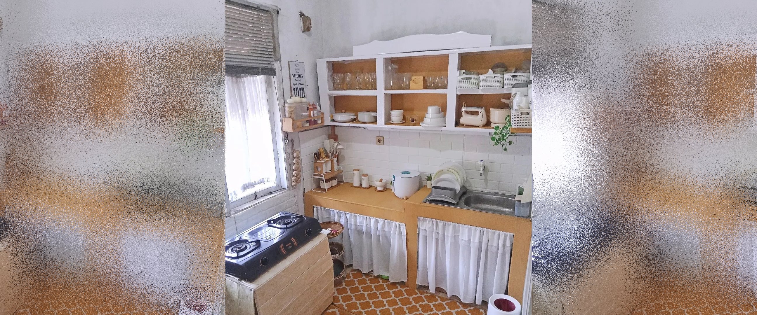 10 Potret dapur mungil tanpa kitchen set ini tampak estetik, cocok buat inspirasi dekor pakai stiker