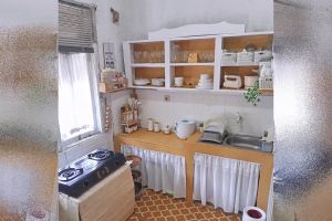 10 Potret dapur mungil tanpa kitchen set ini tampak estetik, cocok buat inspirasi dekor pakai stiker