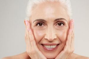 Tampak muda di usia 50 tahun, ini cara kencangkan wajah kendur dan pori besar pakai 2 jenis buah