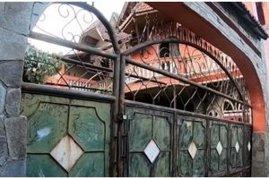 9 Potret rumah sultan Bandung terbengkalai selama 20 tahun, penuh mobil mewah