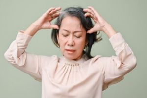 Tak perlu jintan dan cengkeh, ini trik menunda tumbuhnya uban pakai masker dari 1 jenis bubuk buah