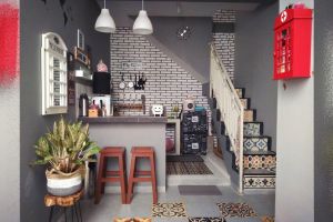 Mewah tanpa kitchen set, 11 potret dapur mini bar kolong tangga ini perpaduan warnanya elegan pol