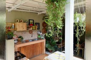 9 Potret dapur mungil outdoor di teras ini bikin masak sekaligus healing, stress auto minggat
