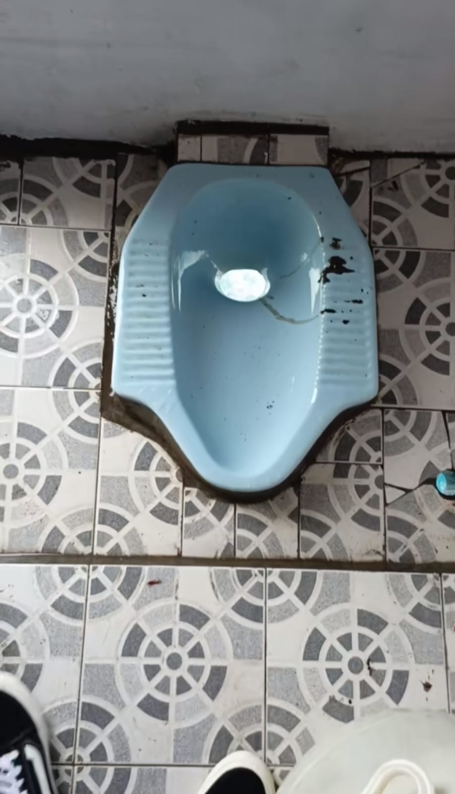 Desain toilet ini awalnya bikin bingung cuma gegara lubang, pas tau lokasinya malah bikin merinding