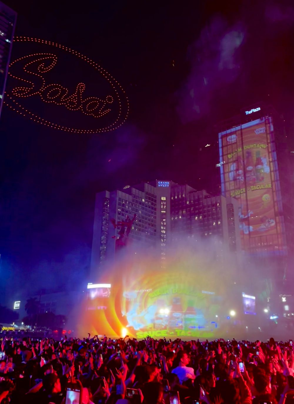 Kolaborasi Sasa Sambal-Looney Tunes hadirkan keceriaan lewat drone show & video mapping di Bundaran HI