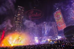 Kolaborasi Sasa Sambal-Looney Tunes hadirkan keceriaan lewat drone show & video mapping di Bundaran HI