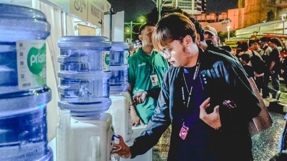 Pristine8.6+ rayakan tahun baru bersama puluhan ribu orang di Bundaran HI dengan berbagi kebaikan