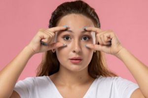 Nggak perlu timun, ini trik kencangkan kerutan area kantung mata cuma pakai 1 sumber protein