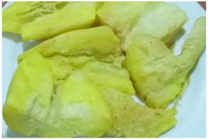 Nggak perlu digoreng dua kali, ini trik bikin singkong goreng merekah sempurna pakai 1 bahan makanan