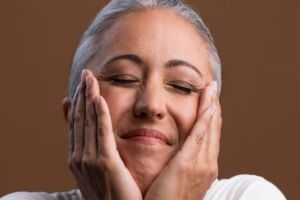 Wajah cerah dan antikeriput di usia 50 tahun, ini trik atasi kulit kendur pakai 1 jenis olahan susu