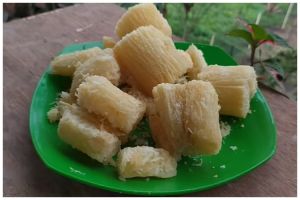 Tanpa direndam air es, ini trik bikin singkong goreng supaya empuk, mekar, dan renyah