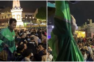 Momen driver ojek online antarkan pesanan makanan di tengah kerumunan orang ini bikin nyesek 