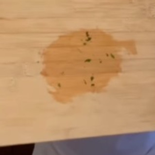 Bukan pakai sitrun atau air panas, ini trik bersihkan talenan kayu agar kinclong dengan 2 bahan dapur