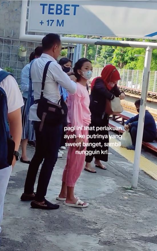 Momen haru seorang ayah kuncir rambut anaknya di peron stasiun, sikapnya bikin hati meleleh