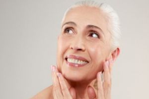 Tampak awet muda di usia 50 tahun, ini trik atasi wajah kendur dan penuh flek pakai 1 jenis buah