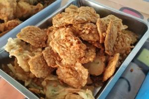 Dalam tiga jam, Pak Noo bisa menjual 400 tempe garit goreng