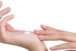 Nggak perlu beli hand mask, ini trik atasi tangan kering dan keriput pakai 1 jenis buah-buahan