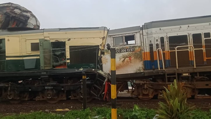 KA Turangga tabrakan dengan Commuter Line Bandung Raya, gerbong rusak parah hingga keluar jalur