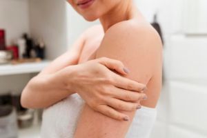 Glowing tanpa bleaching, ini trik cepat cerahkan kulit badan kusam pakai 2 jenis minuman