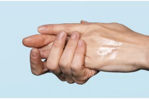 Tak aplikasikan scrub oatmeal, ini cara atasi tangan belang dan kering pakai lotion dari 1 jenis buah