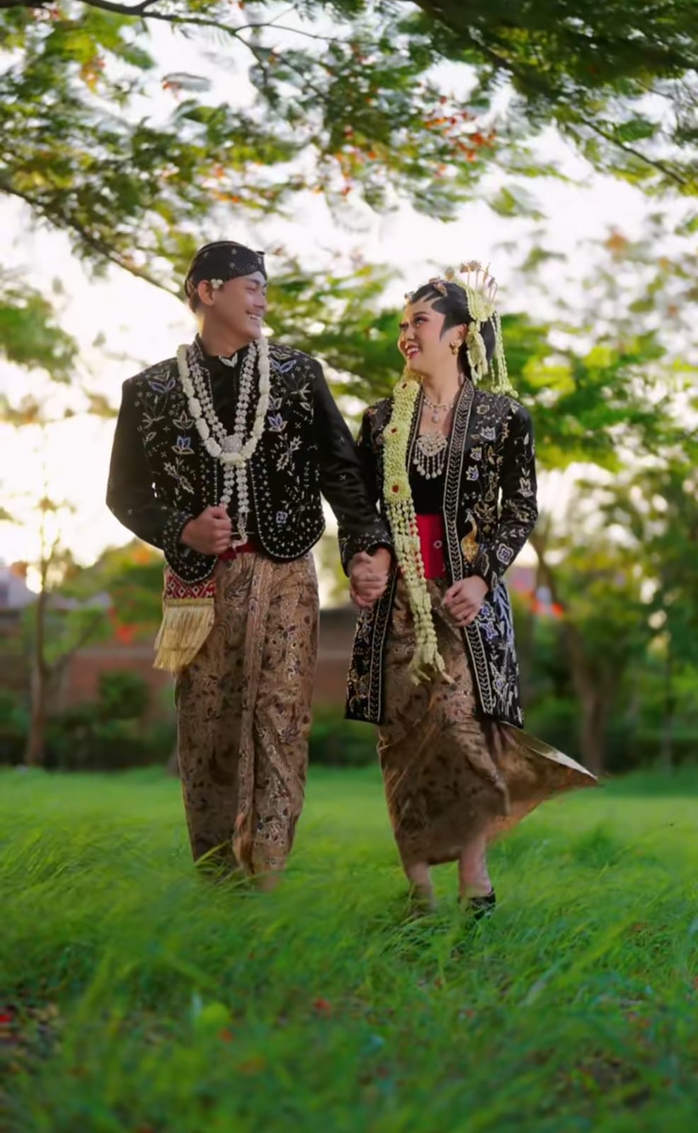 Pengantin ini susah dapat foto bagus saat foto prewedding di sawah, godaannya bikin senyum lebar