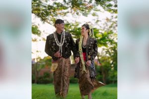 Pengantin ini susah dapat foto bagus saat foto prewedding di sawah, godaannya bikin senyum lebar