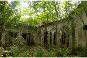 9 Potret rumah artis senior ini terbengkalai 30 tahun, jadi kuburan korban banjir bandang