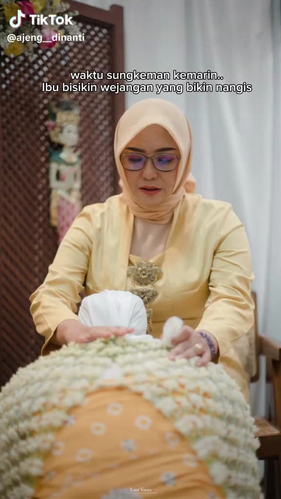 Wanita ini nangis panik waktu sungkeman ke ibu di pernikahan, alasannya bikin nyengir kuda