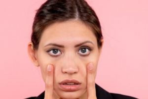 Hasilnya terlihat hanya dalam 3 hari, ini cara atasi sembap dan kantung mata pakai 1 jenis minyak