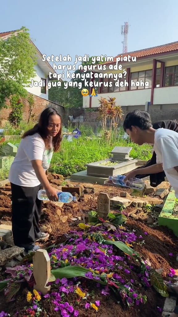 Kisah dua bersaudara jadi yatim piatu ini bikin pilu sekaligus haru, ketegaran sang adik dipuji