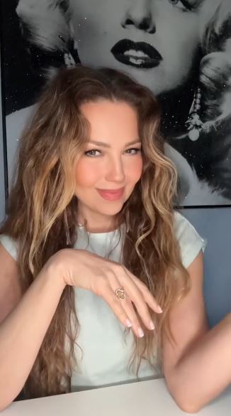 Thalia dandan ala Rosalinda usai 25 tahun berlalu, wajah menolak tuanya di usia 52 tahun bikin salfok