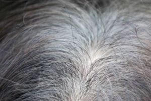 Tanpa pewarna kimia, ini cara menghitamkan kembali uban prematur secara alami pakai 1 jenis minuman