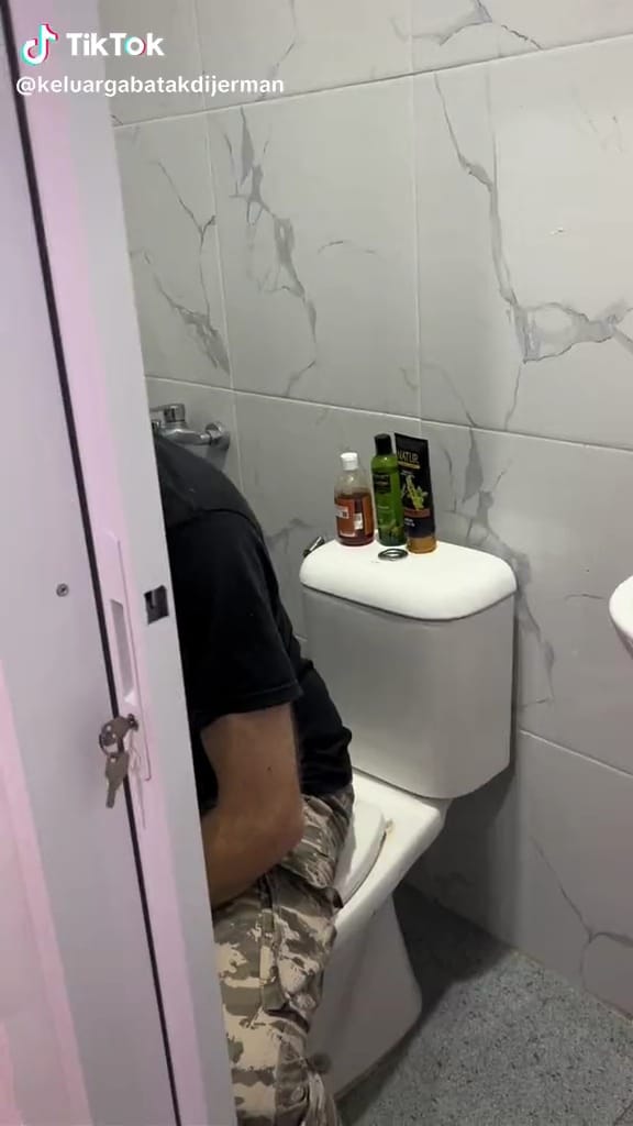 Penginnya minimalis tapi bikin repot, posisi toilet duduk di hotel ini absurd pol