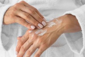 Bukan pakai susu, ini cara pudarkan kerutan dan garis halus di kulit tangan pakai 1 jenis bunga