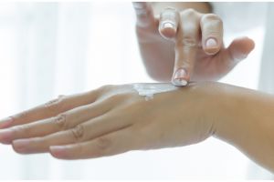 Tanpa beli hand cream, trik mudah agar tangan tak mudah kering & keriput pakai 2 jenis buah