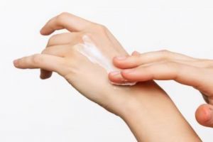 Kulit jadi 10 tahun lebih muda, ini cara kencangkan tangan keriput pakai masker dari 1 jenis pemanis