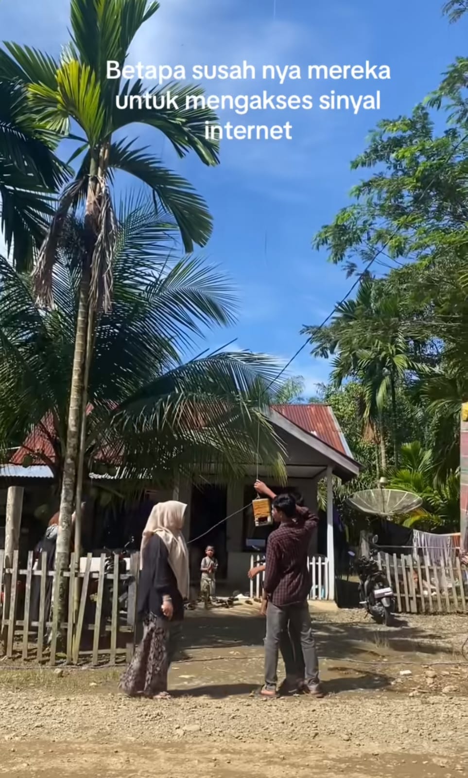 Pengen terhubung internet saat di pedalaman, cara orang cari sinyal ini bikin nggak habis pikir