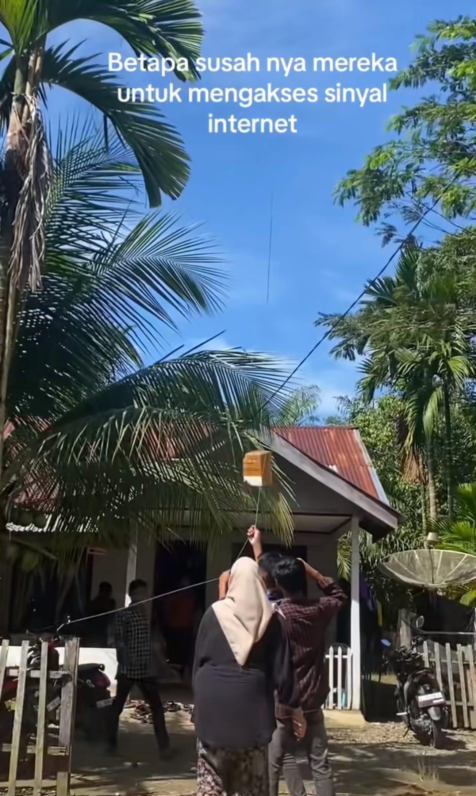 Pengen terhubung internet saat di pedalaman, cara orang cari sinyal ini bikin nggak habis pikir