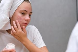 11 Rekomendasi moisturizer untuk kulit berminyak dan berjerawat di bawah Rp 150 ribu, wajah auto sehat