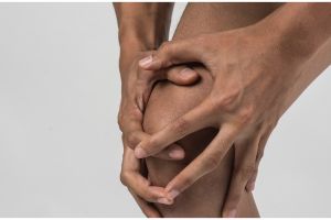 Tanpa dicampur mentimun, ini cara efektif memutihkan lutut menghitam pakai scrub dari 1 bahan rempah