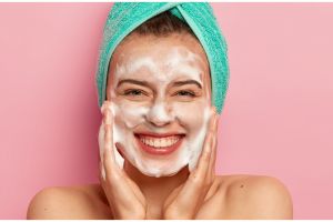 11 Produk sabun cuci muka untuk kulit berminyak merek lokal di bawah Rp 100 ribu, wajah antikilap