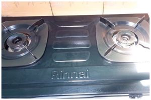 Cuma modal 2 bahan dapur, ini trik mudah bersihkan kerak di kompor agar kinclong lagi