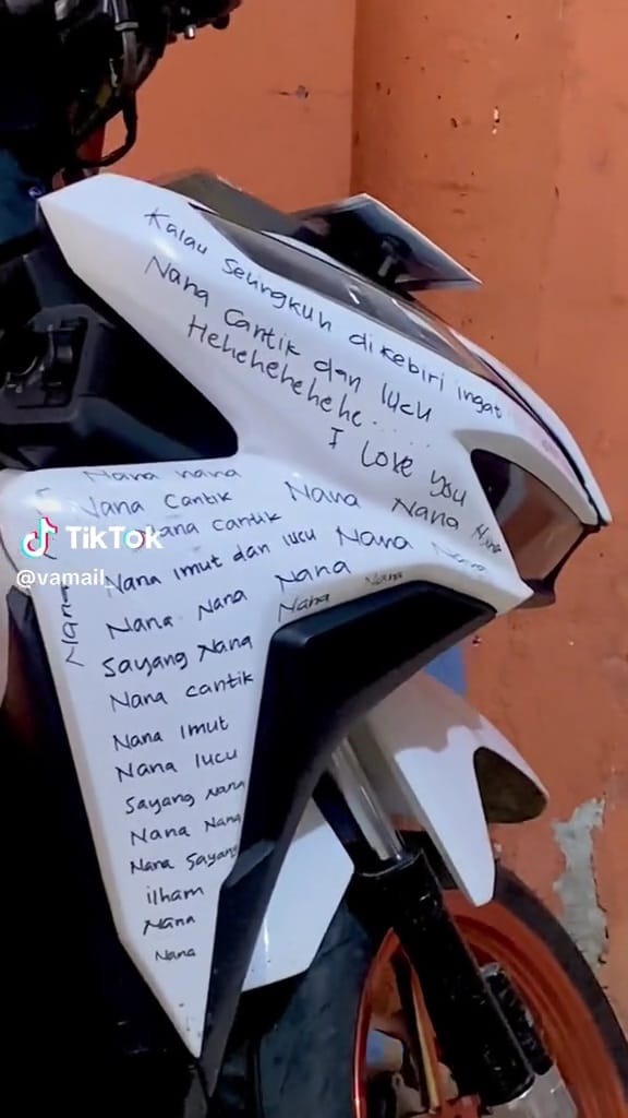 Tabah dan sayang beda tipis, cowok rela motornya dicoret sama pacarnya ini bikin nggak habis pikir