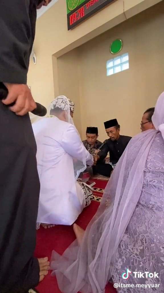 Momen apes pria pegang mic saat akad ini bikin ngakak kenceng, untung mempelainya tetap fokus