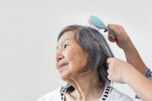 Jadi hitam lebat tanpa biji jintan, ini trik kurangi rambut rontok beruban pakai 3 bahan dapur