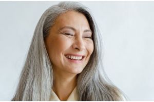 Tanpa aplikasikan semir, ini cara ampuh menutup rambut beruban pakai masker dari 1 jenis tanaman