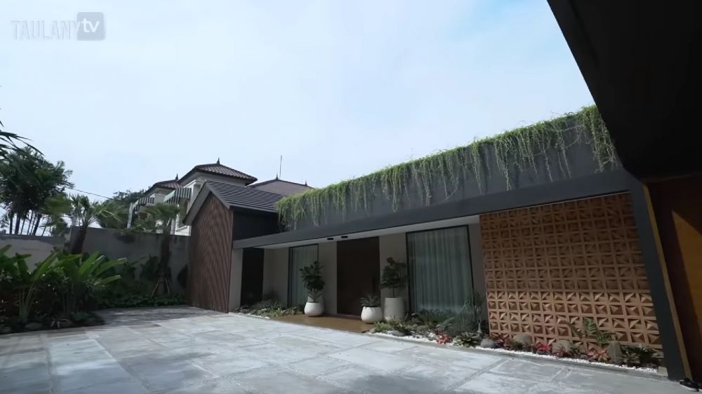 Nggak kalah mewah dan canggih dari dapur bersihnya, intip 10 potret dapur kotor Maia Estianty