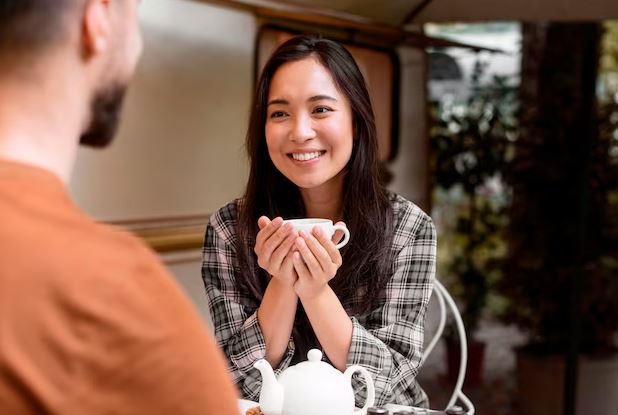 10 Tanda pria yang diam-diam jatuh cinta kepadamu, cara mengetahuinya ternyata simpel