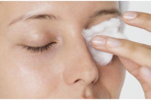 Tanpa scrub gula, ini trik eksfoliasi wajah untuk bersihkan pori-pori pakai es batu dari 1 buah