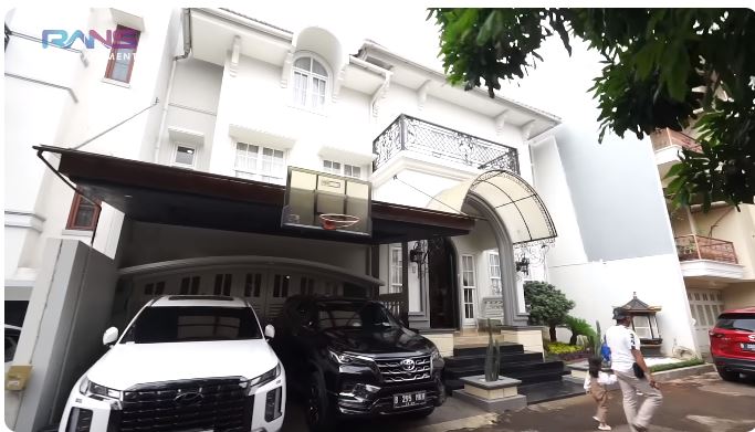 Kini tinggal di rumah Rp 15 M usai menikah, 9 potret dapur kotor Kiky Saputri ini nyempil & tak mewah